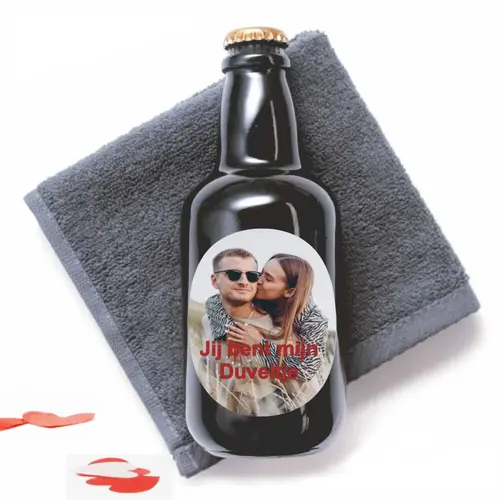 Gel douche dans une bouteille de bière personnalisée et serviette