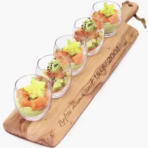 Serveerplank met aperitief glaasjes