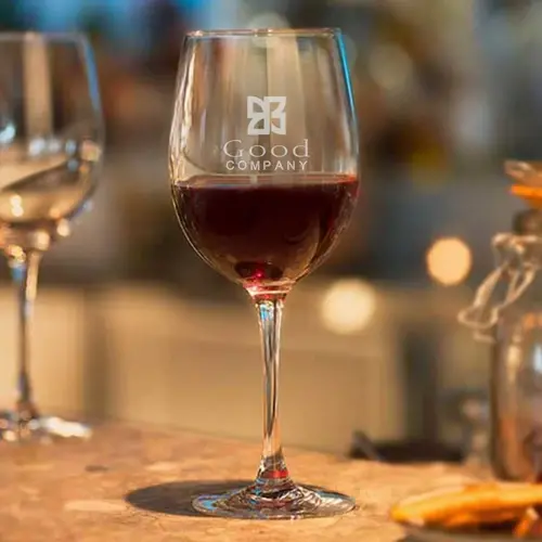Rode wijnglas met gravering naam