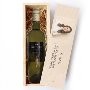 Vin blanc dans caisse en bois avec photo Vin blanc dans caisse en bois avec photo