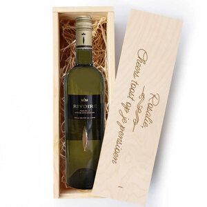 Vin blanc dans caisse en bois avec gravure Vin blanc dans caisse en bois avec gravure