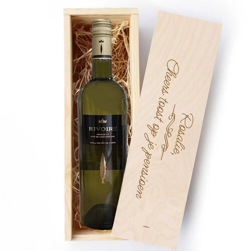 Vin blanc dans caisse en bois avec gravure
