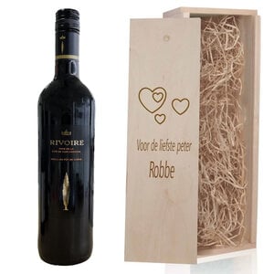 Vin rouge dans caisse en bois avec gravure