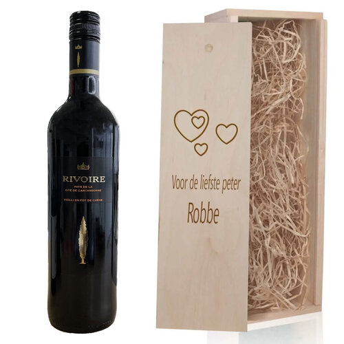 Vin rouge dans caisse en bois avec gravure