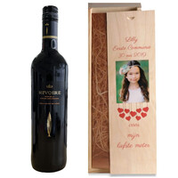 Vin rouge dans caisse en bois avec photo