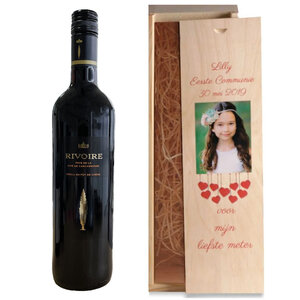 Vin rouge dans caisse en bois avec photo Vin rouge dans caisse en bois avec photo