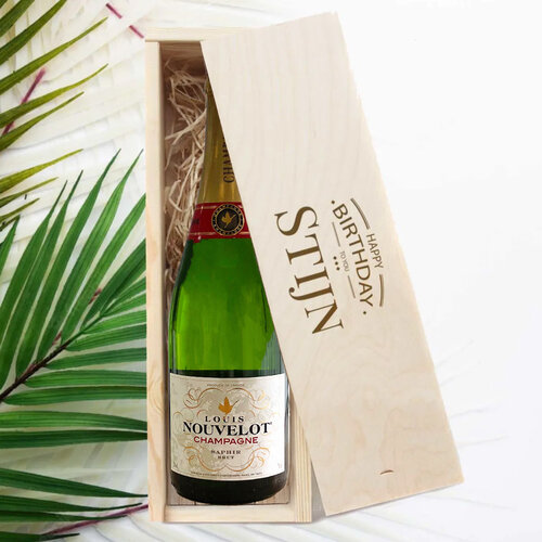 Champagne dans caisse en bois avec gravure