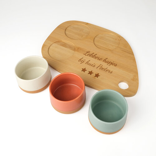 Gepersonaliseerde tapasplank met 3 potjes Gepersonaliseerde tapasplank met 3 potjes