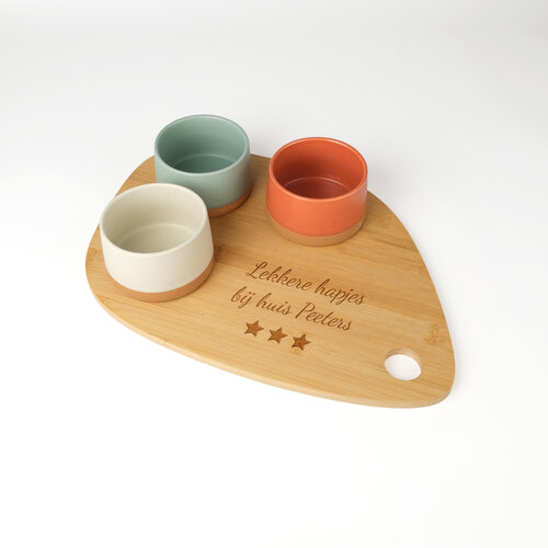 Gepersonaliseerde tapasplank met 3 potjes Gepersonaliseerde tapasplank met 3 potjes