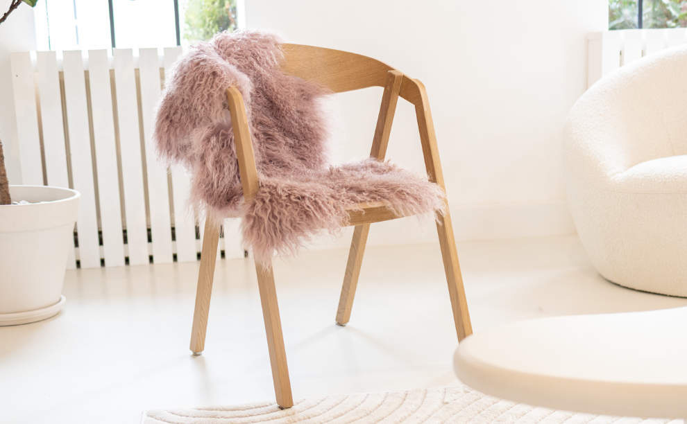 Roze Tibetaans schapenvacht op stoel