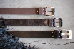 Koeienhuid en lederen riemen