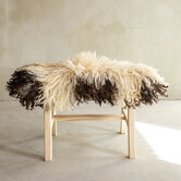 Uniek Gefotografeerd Houten Bankje met Schapenvacht - Krul/Bergschaap - 70x20x46 cm (LxBxH) - BNK-23