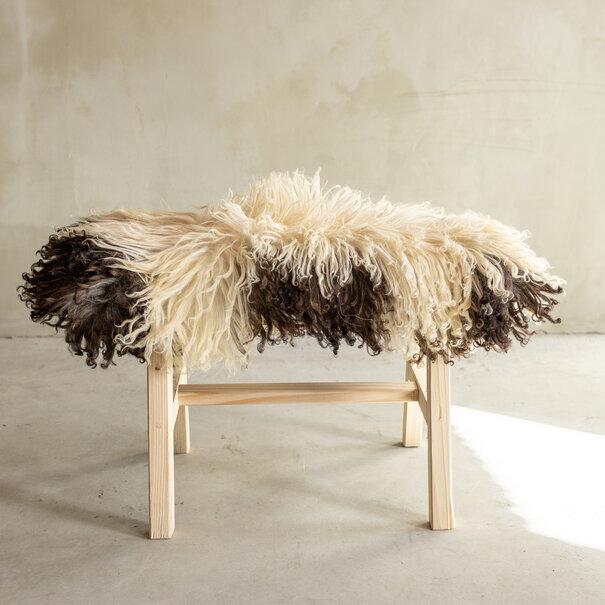 Van Buren sinds 1861 Uniek Gefotografeerd Houten Bankje met Schapenvacht - Krul/Bergschaap - 70x20x46 cm (LxBxH) - BNK-23