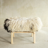 Uniek Gefotografeerd Houten Bankje met Schapenvacht - Krul/Bergschaap - 70x20x46 cm (LxBxH) - BNK-47