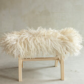 Uniek Gefotografeerd Houten Bankje met Schapenvacht - Krul/Bergschaap - 70x20x46 cm (LxBxH) - BNK-31