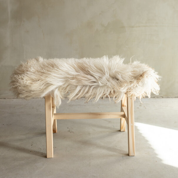 Van Buren sinds 1861 Uniek Gefotografeerd Houten Bankje met Schapenvacht - Krul/Bergschaap - 70x20x46 cm (LxBxH) - BNK-10