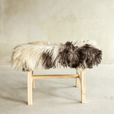 Uniek Gefotografeerd Houten Bankje met Schapenvacht - Krul/Bergschaap - 70x20x46 cm (LxBxH) - BNK-44