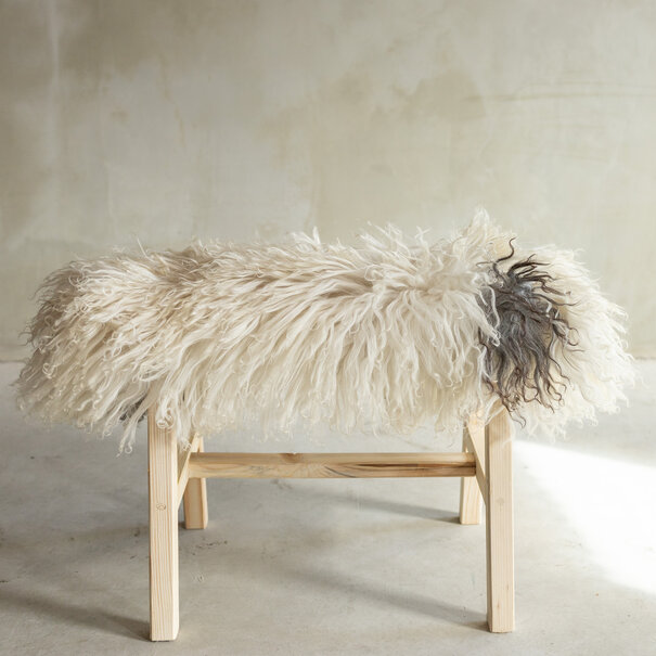 Van Buren sinds 1861 Uniek Gefotografeerd Houten Bankje met Schapenvacht - Krul/Bergschaap - 70x20x46 cm (LxBxH) - BNK-18