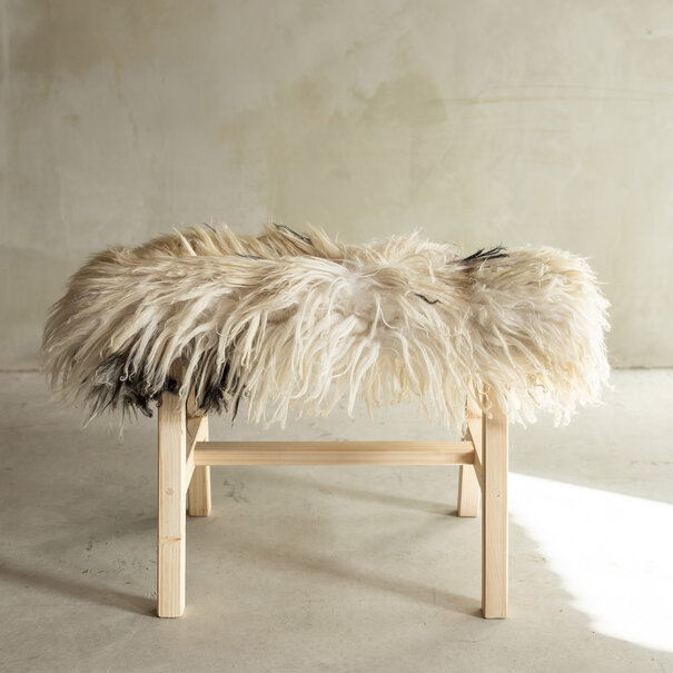 Van Buren sinds 1861 Uniek Gefotografeerd Houten Bankje met Schapenvacht - Krul/Bergschaap - 70x20x46 cm (LxBxH) - BNK-08