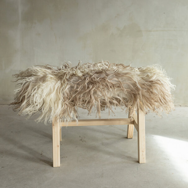 Van Buren sinds 1861 Uniek Gefotografeerd Houten Bankje met Schapenvacht - Krul/Bergschaap - 70x20x46 cm (LxBxH) - BNK-06