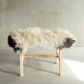 Uniek Gefotografeerd Houten Bankje met Schapenvacht - Krul/Bergschaap - 70x20x46 cm (LxBxH) - BNK-07