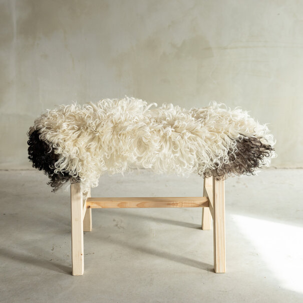 Van Buren sinds 1861 Uniek Gefotografeerd Houten Bankje met Schapenvacht - Krul/Bergschaap - 70x20x46 cm (LxBxH) - BNK-07