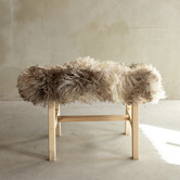 Uniek Gefotografeerd Houten Bankje met Schapenvacht - Krul/Bergschaap - 70x20x46 cm (LxBxH) - BNK-12