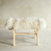 Uniek Gefotografeerd Houten Bankje met Schapenvacht - Krul/Bergschaap - 70x20x46 cm (LxBxH) - BNK-39