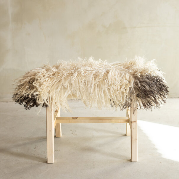 Van Buren sinds 1861 Uniek Gefotografeerd Houten Bankje met Schapenvacht - Krul/Bergschaap - 70x20x46 cm (LxBxH) - BNK-21