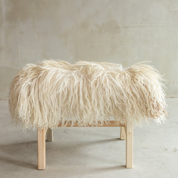 Van Buren sinds 1861 Uniek Gefotografeerd Houten Bankje met Schapenvacht - Krul/Bergschaap - 70x20x46 cm (LxBxH) - BNK-32