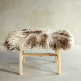 Uniek Gefotografeerd Houten Bankje met Schapenvacht - Krul/Bergschaap - 70x20x46 cm (LxBxH) - BNK-36