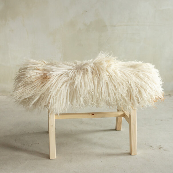 Van Buren sinds 1861 Uniek Gefotografeerd Houten Bankje met Schapenvacht - Krul/Bergschaap - 70x20x46 cm (LxBxH) - BNK-01