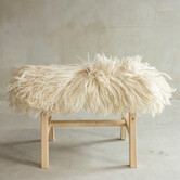 Uniek Gefotografeerd Houten Bankje met Schapenvacht - Krul/Bergschaap - 70x20x46 cm (LxBxH) - BNK-33