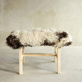 Uniek Gefotografeerd Houten Bankje met Schapenvacht - Krul/Bergschaap - 70x20x46 cm (LxBxH) - BNK-42