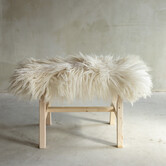 Uniek Gefotografeerd Houten Bankje met Schapenvacht - Krul/Bergschaap - 70x20x46 cm (LxBxH) - BNK-15