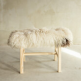 Uniek Gefotografeerd Houten Bankje met Schapenvacht - Krul/Bergschaap - 70x20x46 cm (LxBxH) - BNK-46