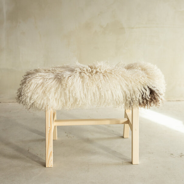 Van Buren sinds 1861 Uniek Gefotografeerd Houten Bankje met Schapenvacht - Krul/Bergschaap - 70x20x46 cm (LxBxH) - BNK-46