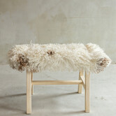 Uniek Gefotografeerd Houten Bankje met Schapenvacht - Krul/Bergschaap - 70x20x46 cm (LxBxH) - BNK-30