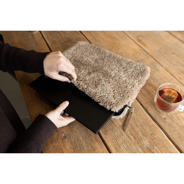 Van Buren sinds 1861 Laptophoes 14 inch Taupe van crossbreed schapenvacht