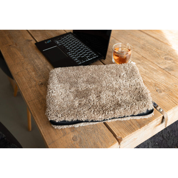 Van Buren sinds 1861 Laptophoes 14 inch Taupe van crossbreed schapenvacht