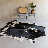 Uniek gefotografeerd zwartbonte koeienhuid KH-050 met een afmeting van ca. 220x206cm (3-4m²)
