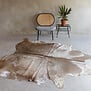 Uniek gefotografeerd champagne koeienhuid KH-062 met een afmeting van ca. 230x188cm (3-4m²)