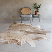 Uniek gefotografeerd champagne koeienhuid KH-064 met een afmeting van ca. 217x178cm (3-4m²)