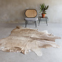 Uniek gefotografeerd champagne koeienhuid KH-064 met een afmeting van ca. 217x178cm (3-4m²)