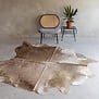 Uniek gefotografeerd champagne koeienhuid KH-060 met een afmeting van ca. 222x195cm (3-4m²)