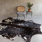 Uniek gefotografeerd driekleur koeienhuid KH-055 met een afmeting van ca. 262x206cm (3-4m²)