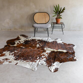 Uniek gefotografeerd driekleur koeienhuid KH-057 met een afmeting van ca. 230x174cm (3-4m²)