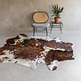 Uniek gefotografeerd driekleur koeienhuid KH-057 met een afmeting van ca. 230x174cm (3-4m²)