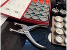 Kollektion von Einsätzen für Uhrgläser mit presse