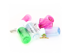 Bouteilles d'eau et bols pour rats